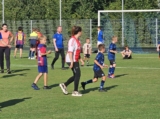 Laatste training S.K.N.W.K. JO8-1 (partijtje tegen de ouders) van maandag 2 juni 2025 (105/123)